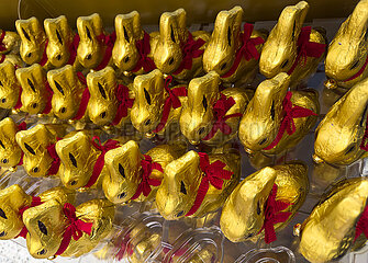 Deutschland  Tostedt - Schokoladen-Osterhasen  Goldhasen der Marke Lindt in einem Supermarkt