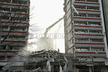Berlin  Deutschland - Abrissarbeiten an einem Plattenbau an der Mollstrasse in Berlin-Mitte.