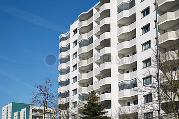 Berlin  Deutschland - Sanierte und modernisierte Hochhaeuser in Plattenbauweise in Berlin-Marzahn.