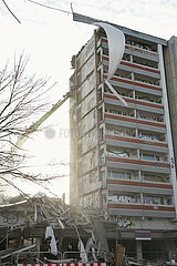 Berlin  Deutschland - Abrissarbeiten an einem Plattenbau an der Mollstrasse in Berlin-Mitte.