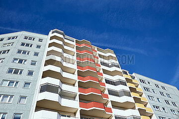 Berlin  Deutschland - Sanierte und modernisierte Hochhaeuser in Plattenbauweise in Berlin-Marzahn.