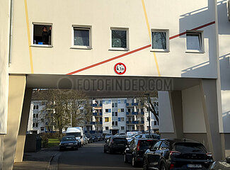 Deutschland  Bremen - Hochhaussiedlung ca. 60er Jahre  Haus ist wie eine Bruecke ueber die Strasse gebaut