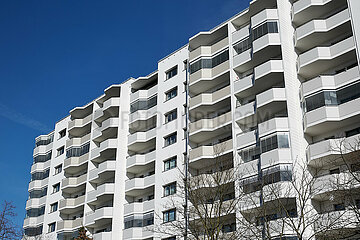 Berlin  Deutschland - Sanierte und modernisierte Hochhaeuser in Plattenbauweise in Berlin-Marzahn.