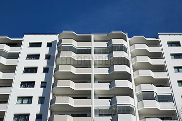 Berlin  Deutschland - Sanierte und modernisierte Hochhaeuser in Plattenbauweise in Berlin-Marzahn.