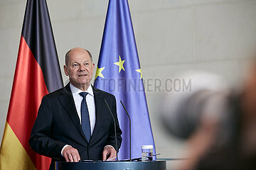 Berlin  Deutschland - Olaf Scholz bei einer Pressekonferenz im Kanzleramt anlaesslich des Besuchs des Praesidenten des Europaeischen Rates.