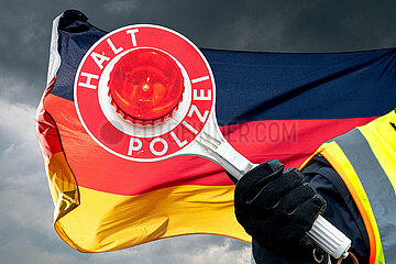 Polizeikelle vor BRD-Flagge