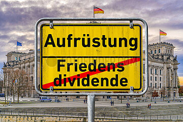 Symbolisches Ortsschild Aufruestung - Friedensdividende