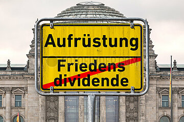 Symbolisches Ortsschild Aufruestung - Friedensdividende