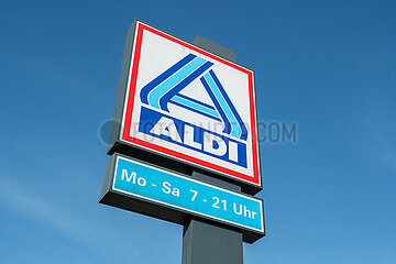 Firmenschild an einem ALDI Markt in Schleswig