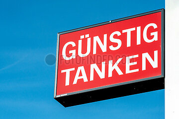 Schild Guenstig Tanken