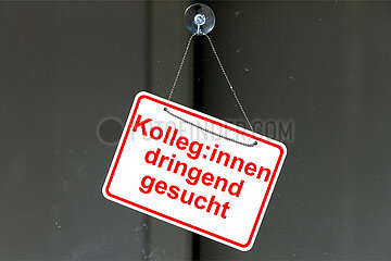 Symbolisches Fensterschild Kolleg:innen dringend gesucht