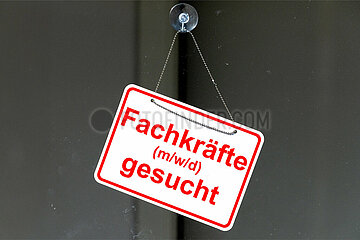 Symbolisches Fensterschild Fackraefte gesucht