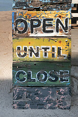 Kuta  Indonesien  Schild Open until close