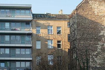 Berlin  Deutschland - Fassaden von Wohnhaeusern in Berlin-Moabit