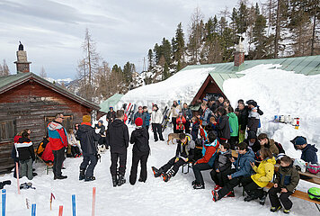 Krippenbrunn  Oesterreich  Gruppe Skifahrer macht Pause an zwei Berghuetten