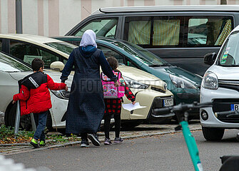 Berlin  Deutschland - Mutter mit Kindern auf dem Schulweg