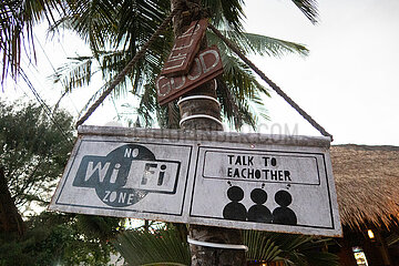 Kuta  Indonesien  Schild No WiFi Zone Talk to each other