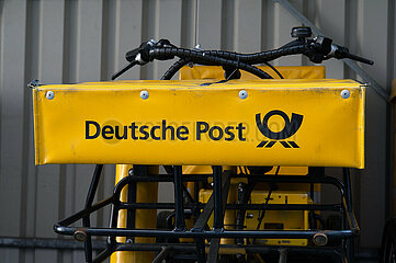 Berlin  Deutschland - Fahrrad der Briefzusteller der Deutschen Post.
