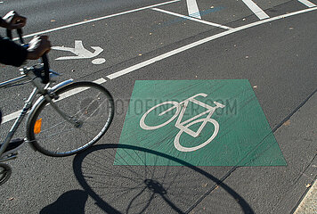 Berlin  Deutschland - Fahrbahnmarkierung Fahrradweg