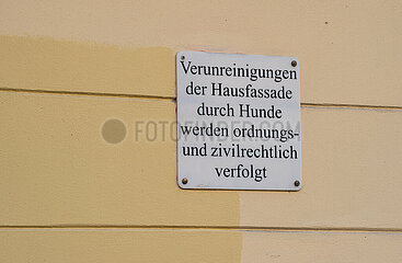 Berlin  Deutschland - Hinweisschild fuer Hundebesitzer