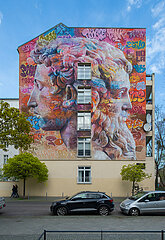 Berlin  Deutschland - Hausfassade mit Wandbild in der Franz-Kluehs-Strasse