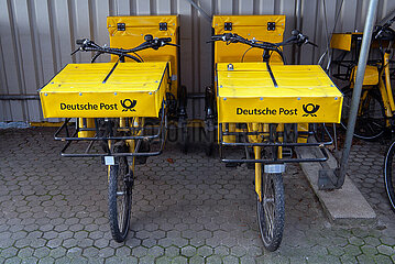Berlin  Deutschland - Fahrraeder der Briefzusteller der Deutschen Post.
