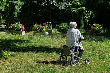 Berlin  Deutschland - Seniorin mit Rollator im Park