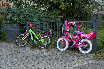 Berlin  Deutschland - Kinderraeder vor einer Kita
