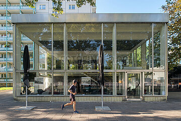 Berlin  Deutschland - Der Pavillion Kosmetiksalon Babette in der Karl-Marx-Allee