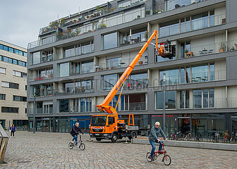 Berlin  Deutschland - Installation von Markisen an Luxusbauten am Fromet-und-Moses-Mendelsohn-Platz in Kreuzberg