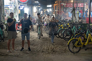 Gili Trawangan  Indonesien  Menschen nachts in der Stadt