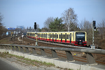 Berlin  Deutschland  S-Bahn der Linie 41 auf freier Strecke in Hoehe Tempelhofer Feld