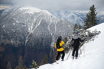 Krippenbrunn  Oesterreich  Skifahrer stehen an einem steilen Hang abseits der Piste nebeneinander
