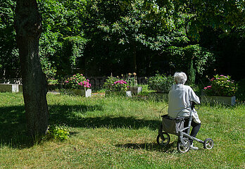 Berlin  Deutschland - Seniorin mit Rollator im Park