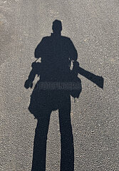Roedinghausen  Deutschland  Silhouette eines Fotografen auf Asphalt