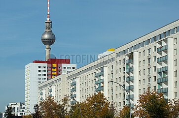 Berlin  Deutschland - DDR Plattenbauten mit Fernsehturm in Berlin-Mitte
