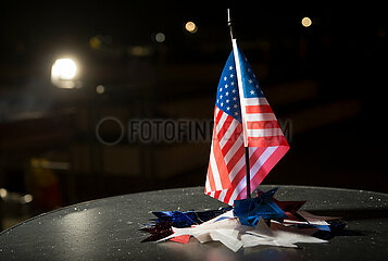 Berlin  Deutschland - Flagge der USA auf einem Tisch