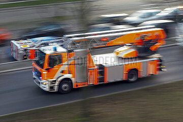 Berlin  Deutschland  Leiterwagen der Berliner Feuerwehr auf Einsatzfahrt