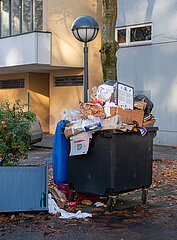 Berlin  Deutschland - Ueberfuellte Muelltonne in Berlin-Kreuzberg