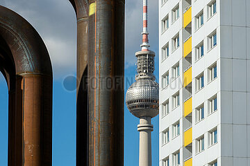 Berlin  Deutschland - DDR Plattenbauten mit Fernsehturm in Berlin-Mitte