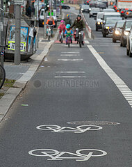 Berlin  Deutschland - Fahrradstreifen mit Fahrradfahrern