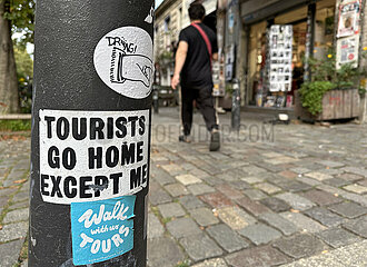 Berlin  Deutschland  Sticker mit dem Spruch - Tourists go home exept me - klebt an einem Laternenpfahl