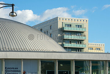 Berlin  Deutschland - Kongresshalle in Berlin-Mitte mit DDR-Plattenbauten.