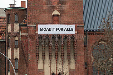 Berlin  Deutschland - Transparent gegen Verdraengung an der Reformationskirche Moabit