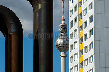 Berlin  Deutschland - DDR Plattenbauten mit Fernsehturm in Berlin-Mitte