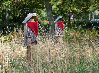 Berlin  Deutschland - Insektenhotel auf der Wiese einer Wohnsiedlung in Berlin-Mitte