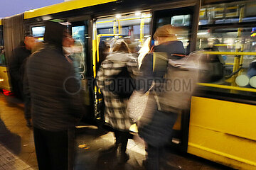 Berlin  Deutschland  Dynamik: Menschen steigen in einen Bus der BVG ein
