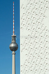 Berlin  Deutschland - Fassade des Kino International mit Fernsehturm