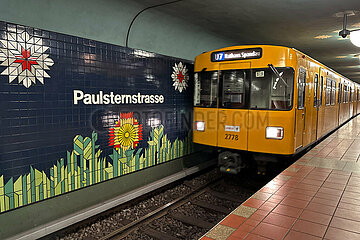 Berlin  Deutschland  U-Bahn der Linie 7 faehrt in den Bahnhof Paulsternstrasse ein