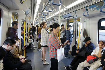 Hong Kong  China  Menschen in einem U-Bahnabteil